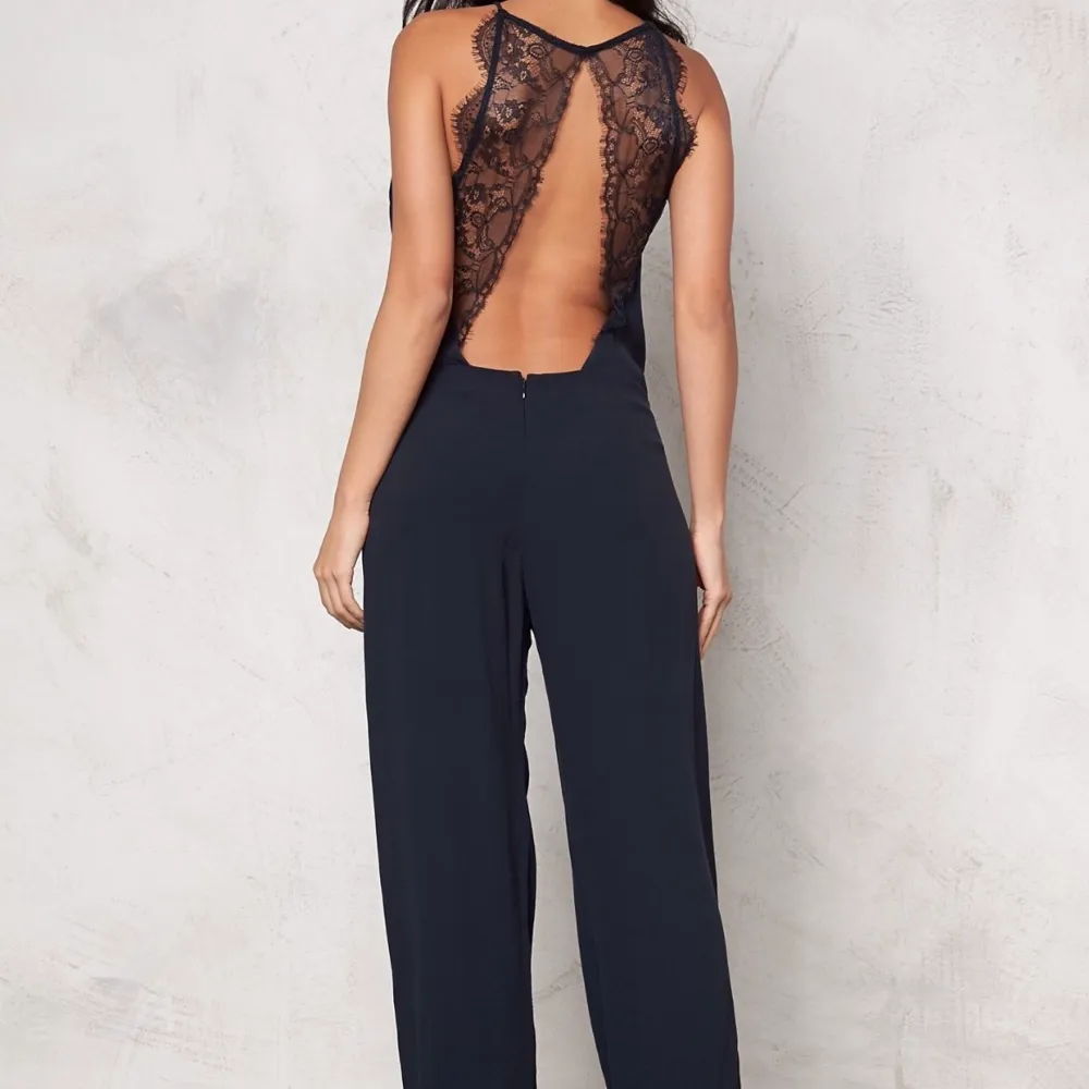 Beautiful jumpsuit. Bought it online (used) but unfortunately doesn’t fit me. It is XS but runs a bit bigger so I think it would fit a small also. . Klänningar.
