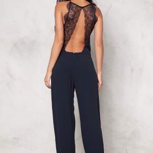 Beautiful jumpsuit. Bought it online (used) but unfortunately doesn’t fit me. It is XS but runs a bit bigger so I think it would fit a small also. 