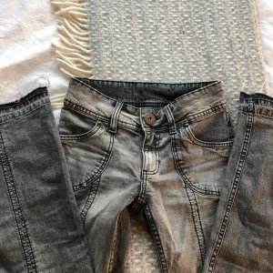 Lågmidjade jeans - Lågmidjade jeans, som nya bara att jag sprättat upp sömnen längst ner på byxorna!⚠️tryck ej på köp nu, jag kollar frakt pris om du vill köpa⚠️