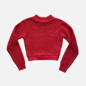 Röd tröja - Stickad tröja i strl XS/S 💌 Osäker på vart den är köpt, då den inte har någon lapp kvar. Den är i använt men fint skick o fraktas spårbart för 49 kr!