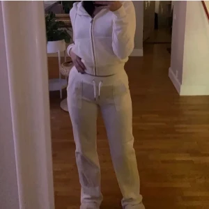 Juicy couture  - Intressekoll på mitt vita juicy sett i s använt fåtal gånger o köpt från en annan tjej från plick. Har fått tillåtelse att använda bilden av tjejen ja köpte av. Skriv privat för fler bilder. Storlek s men sitter som xs då materialet är annorlunda 
