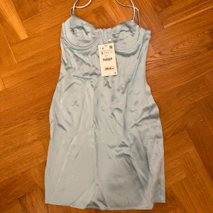 Zara klänning - Oanvänd med prislapp kvar