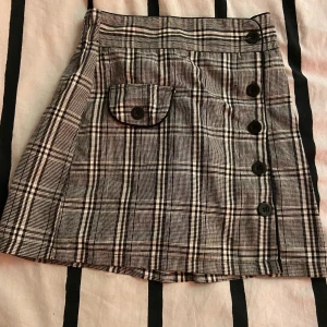 Kjol - Randig kjol köpte från hm som inte kommer till användning längre. Har använt en gång och det var när jag testade. Står tyvärr inte storlek på dom men det passade för mig som i vanliga fall har XS/S. Skriv för bilder eller om du har några frågor🤍