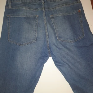 Skinny jeans från lager 157  - Har hafft på mig den en gång. Den e lågmidja och har väldigt fin färg och matreial.orsak att jag säljer den är för jag inte gillar lågmidja jeans.