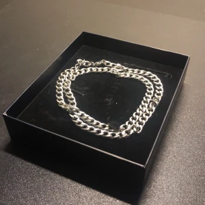 Kedja - Halsband - Riktigt snyggt kedjehalsband från Pier One, tyvärr lite för stort för mig därför säljer jag halsbandet!