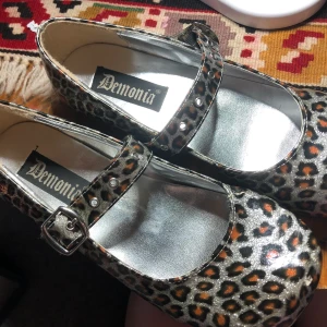 Demonias  - Demonia Daisy 04 Patent Platta Skor, sköna skor dock har de lite märken som man kan se på bilden, kan visa mer bilder köpare står för frakten 