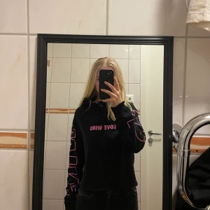 Hoodie svart - Supermysig hoodie. Skriv privat för fler bilder. Tryck inte på knappen köp direkt 
