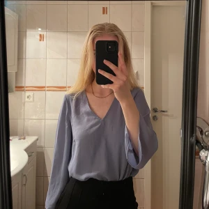 Blus - Superfin lila/blå blus. Skriv privat för fler bilder. Tryck inte på knappen köp direkt 