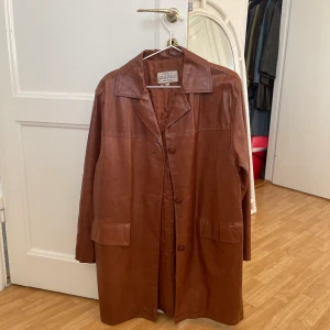 Brun läderjacka  - Superfin brun läderjacka, kommer tyvärr inte till användning så säljer den vidare 💕