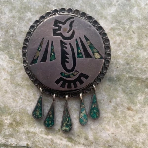 Mexikansk brosch/hänge - Stort mexikansk brosch/hänge 45 diameter  65 totallängd  Alpacasilver, går nog putsa upp lite