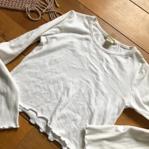 Vit basic tröja - Vit basic tröja från H&M . Köptes för några år sedan, väl använd. Frakt tillkommer på 39kr. Barnstorlek men passar xs.