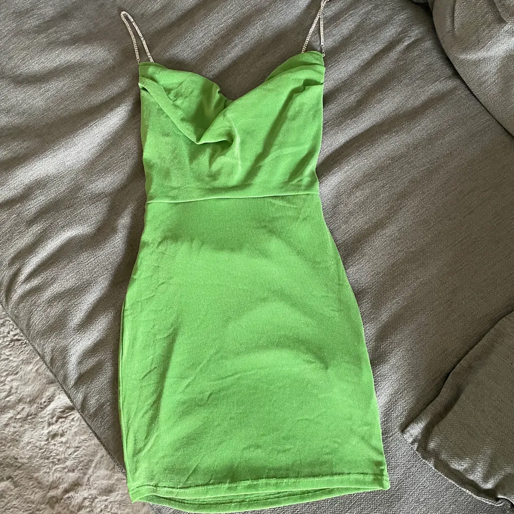 Jättesnygg grön glittrig klänning i storlek s. Säljs då den tyvärr var för stor på mig (är vanligtvis en xs/s) skulle säga att den passar en s/m. Skriv för fler bilder. Aldrig använd. Inköpt för 170kr. Pris är diskuterbart💕. Klänningar.