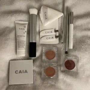 Sminkpaket - Smink/skönhet paket, endast ett serum är testat men finns mkt produkt kvar. Köp allt på bilden för 800kr. Innehåller 3 ögonskuggor, 1 sminkspegel, 3 sminkborstar, ansiktsmask, hårklämmor, anda maskera, 1 glam ögonskuggpenna och en pad liknande, 1 serum