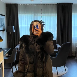Svart parka - Fortfarande ny i bra skick säljer för 2000 men pris kan diskuteras❤️