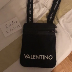 Valentino Axelväska - Säljer nu min Valentino väska jag köpte i sommar, skicket är bra den var bara använd i ungefär en månad. Kan bytas och fraktas men då står köparen för frakten.