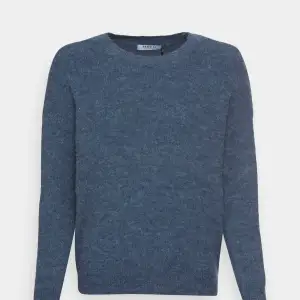 Jättefin grå/blå aktig stickad tröja från Moss Copenhagen. Säljer den då den tyvär inte kommer till användning längre. Original pris är 749kr säljer den för 400kr+frakt