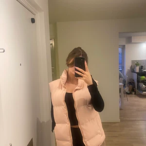 Rosa Väst  - Rosa väst från Missguided i storlek 36. Använd ett fåtal gånger och är i väldigt bra skick. 