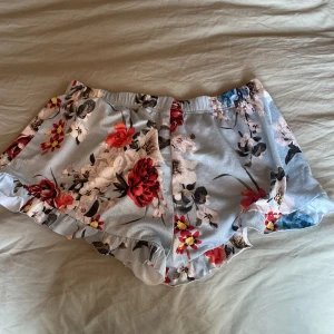 Blommiga shorts  - Knappt använda shorts i storlek medium. 