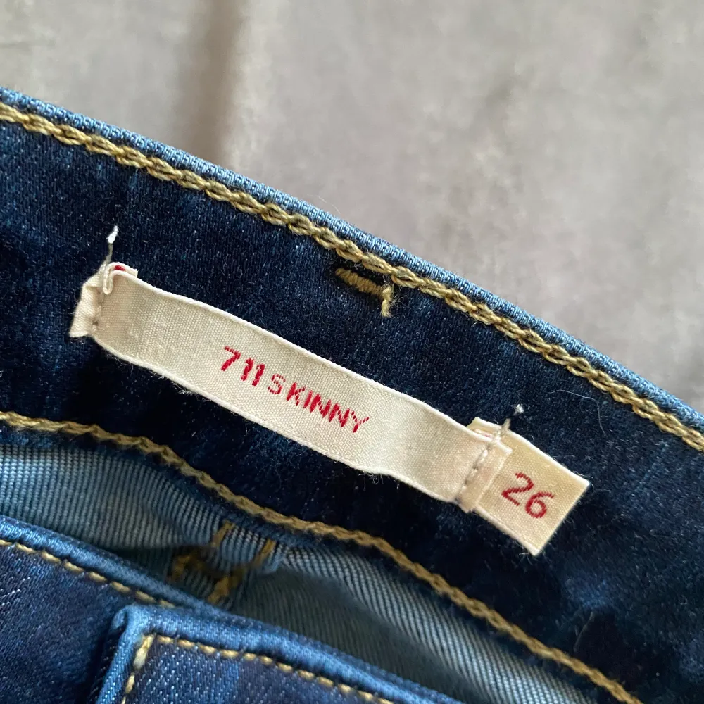 Skinnyjeans i modellen 715 från levis. Mycket fint skick, knappt använda. Säljer för att jag inte använder dem. ⚡️⚡️ Nypris 1200kr. Jeans & Byxor.
