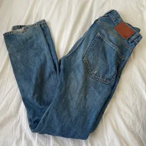 Snygga blåa jeans från lager 157, mid rise och lite långa på mig som är 160 typ använda ganska mycket, klicka inte på köp direkt! Kan mötas upp i Stockholm annars betalar du för frakt