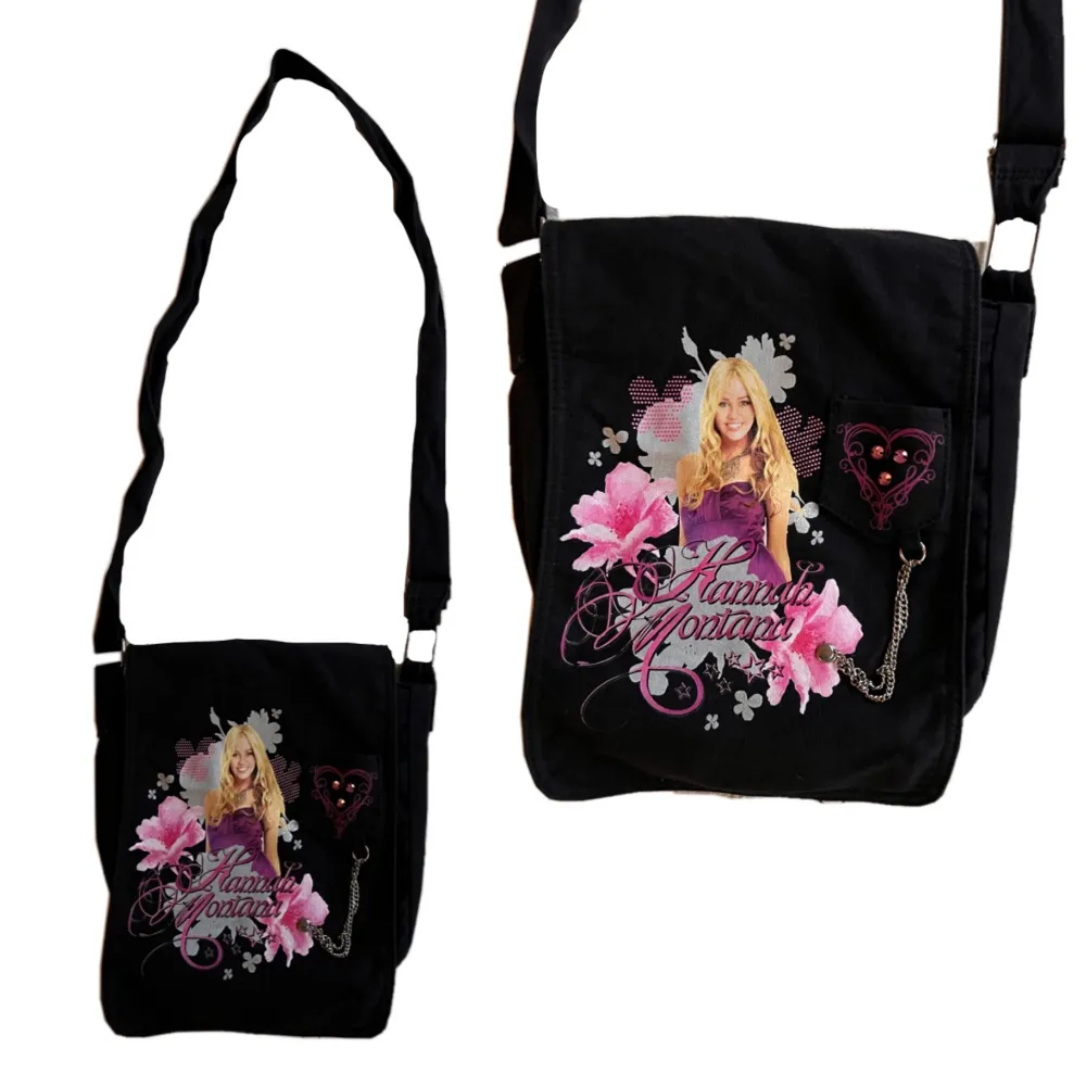 Säljer denna snygga väska med Hanna Montana motiv ! . Väskor.