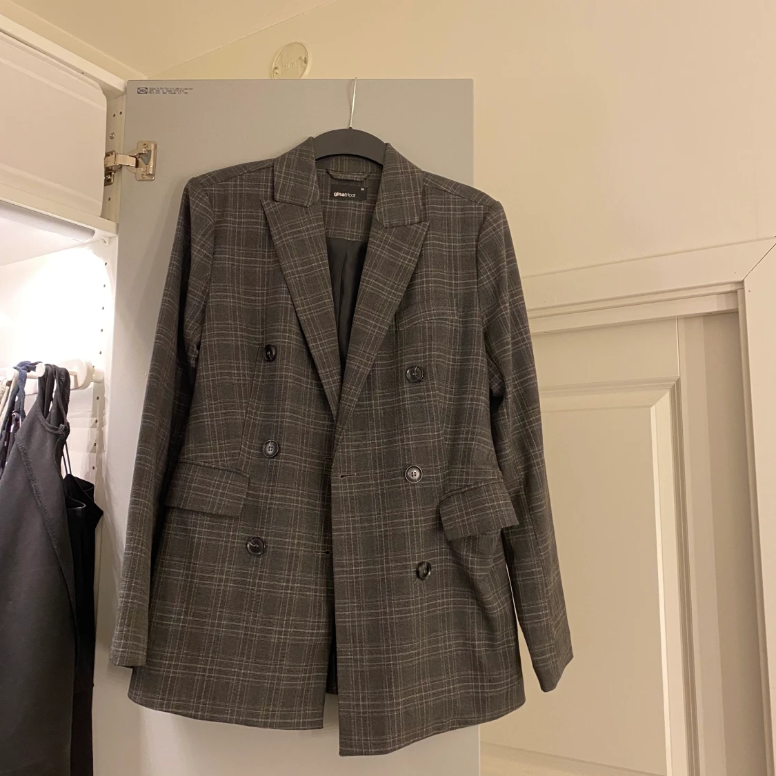 3 gråa blazers från olika märken