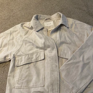 Creme vit Linne jacka - Superfin helt ny linne jacka från Vila. Passar mig som är 38 i strl. Då sitter den lite Oversize. 