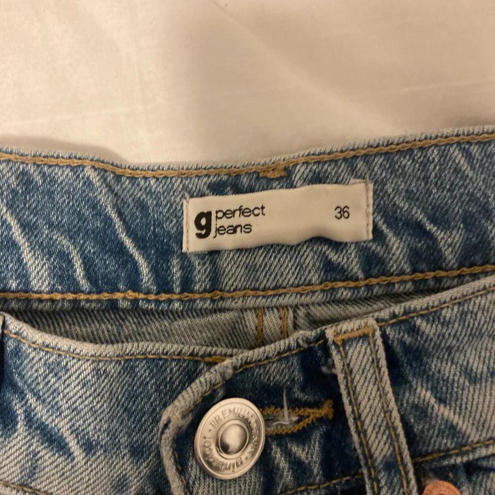 Snygga jeans från Gina tricot, sitter skitsnyggt, knappt använda💓. Jeans & Byxor.