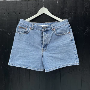 Jeansshorts - Vintage jeansshorts från Calvin Klein Jeans. 