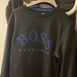 Hugo boss  - Hugo boss tjocktröja. Storlek L. Liten i storleken. Så passar bra för M också. Så gott som ny. Säljer billigt. 