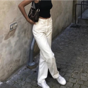 Weekday rowe jeans - Weekday rowe jeans i storlek 28/30. Nästan nyskick, inga defekter. Säljer då dem inte passade mig. Frakt tillkommer!