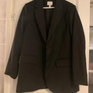 Svart kavaj - En riktigt snygg kavaj som jag har använt 1-2 gånger, i princip ny. Den är i storlek XS men passar även perfekt till mig som brukar ha S. Jag köpte den på H&M för 500kr. Köparen står för frakt💕