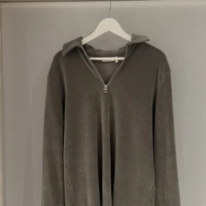 Weekday halv zip - Weekday halv-zip i frotté, aldrig använd. Storleken är xs men sitter som s/m