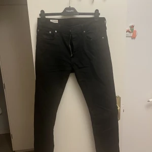 Levis byxor 502 - Helt nya Levis byxor i modellen 502. Endast använda 3 gånger, tills jag insåg att dom satt för tajt. Köpta för 1100kr. 