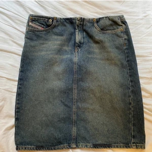 Diesel jeanskjol - Diesel jeanskjol i storlek 29 men skulle säga 27 (s). 