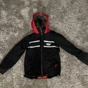 Helly hansen jacka - säljer min fina helly hansen jacka då den inte kommit till användning på länge. Jackan är i storlek XS men skulle säga passar S lika bra💛💛