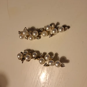 Fina örhängen 🌞 - Här har jag ett par fina örhängen som jag heller aldrig använt, mycket bling och söta🌞 Pris 10 kr plus frakt 16 kr 🌞 Swish finns 🌞 vid frågor kontakta mig 🌞 Anki 
