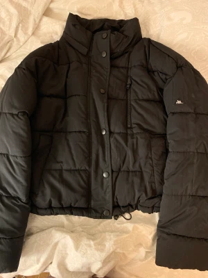 Svart jacka - Säljer denna puffiga jacka från Urban outfitters! Skriv vid frågor eller intresse 💋