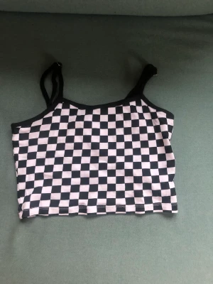 rutig croped top  - nästan oanvänd rutig croped top från H&M divided 