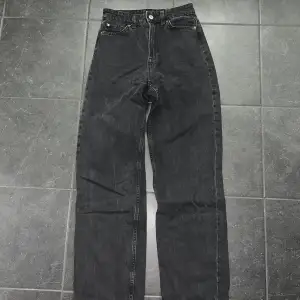 Svarta jeans storlek 34, pris 150kr