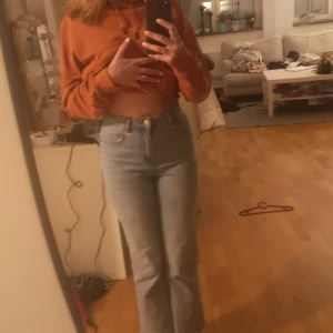Ljusblåa jeanse  - Fina jeans, Ljusblåa jeanse. Dom är köpa ifrån lager 157 för 200kr. Sitter bra i midjan och över låren.