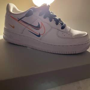 Helt nya NIKE AIR FORCE 1 GS WHITE / KUMQUAT - BLACK. Dem har använts typ 4 gånger dem är 100% riktiga köpte dem i butik jd sports.