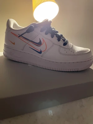 NIKE AIR FORCE 1 GS WHITE / KUMQUAT - BLACK - Helt nya NIKE AIR FORCE 1 GS WHITE / KUMQUAT - BLACK. Dem har använts typ 4 gånger dem är 100% riktiga köpte dem i butik jd sports.