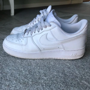 Air force 1  - Säljer nu ett par fina air force 1 strl 40,5 sparsamt använda i fint skick. Lådan kommer med men den e skadad har annan låda om man vill ha 