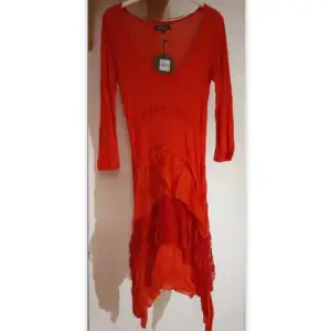 Röd maxiklänning från Alice Bizous i storlek Xs. 100% viskos. Oanvänd.