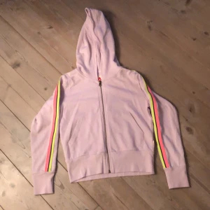 Tröja med dragkedja  - Jag säljer denna fina tröja pga av lite användning, tröja är i fint skick nypris ca 800kr