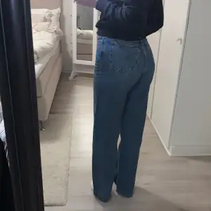 Sååå snygga mörkblå jeans från Levis😍😍 Modellen heter high loose och har jättefin passform som formar kroppen. Storlek 26 (passar S), jag är ca 170 cm lång