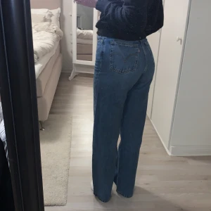 Levis jeans - Sååå snygga mörkblå jeans från Levis😍😍 Modellen heter high loose och har jättefin passform som formar kroppen. Storlek 26 (passar S), jag är ca 170 cm lång