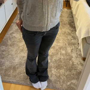 Diesel jeans - Säljer mina jättesnygga mörkgrå jeans från Diesel!! ☺️Så sköna och snygga och jag är 170cm😍 Köpte för 1800kr och säljer för 800kr, inga defekter och sparsamt använda💕