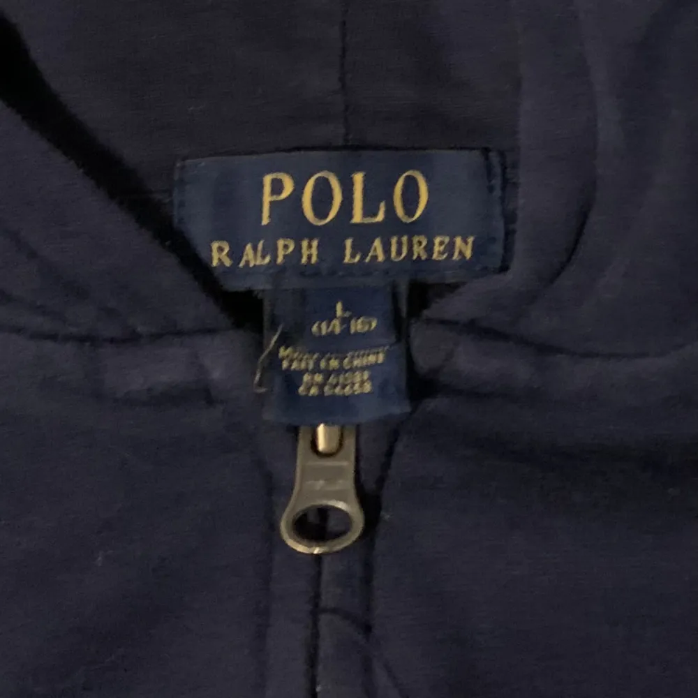 Ralph Lauren tröja köpt för typ ett år sedan säljer för att jag vuxit ur den. Den är väldigt liten i storleken så passar nog om du är 160. Pris kan diskuteras!. Hoodies.